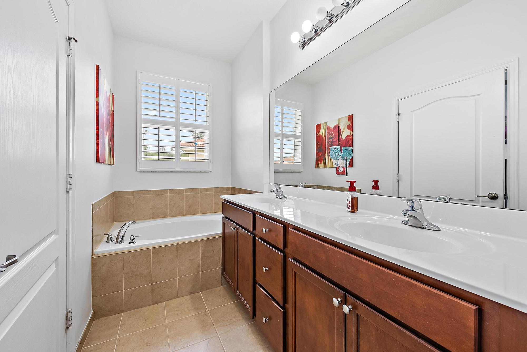 9677 Southwest Purple Martin Way Stuart, FL 34997 - Photo 17 of 30 Guest Bathroom