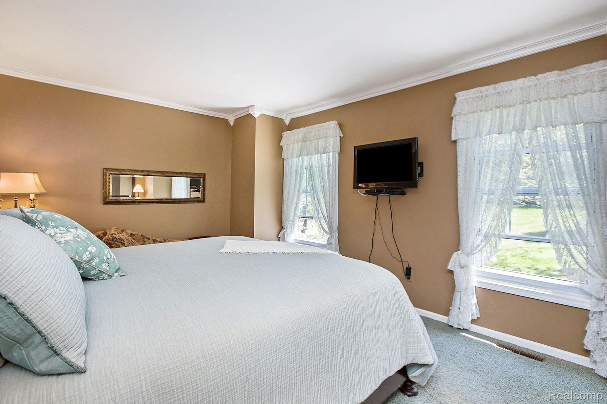 9500 Gibbs Road Clarkston, MI 48348 - Photo 20 of 30 Master bedroom