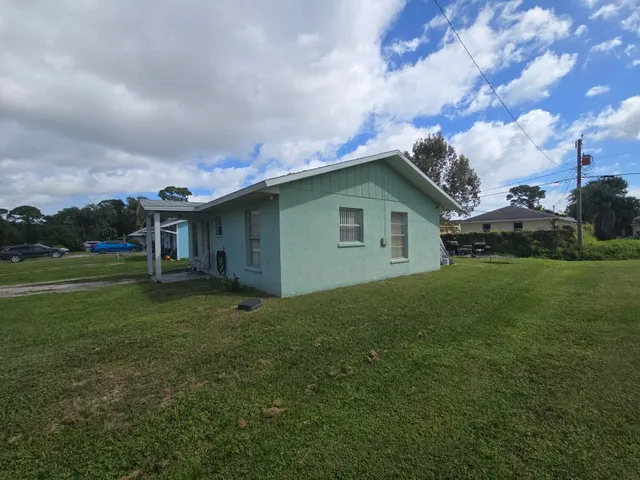 a view of a house with backyard