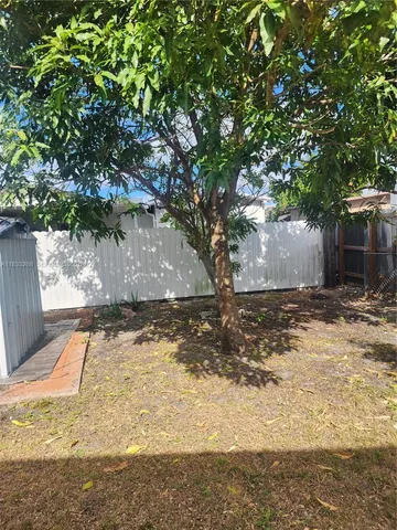 a view of a yard with an tree