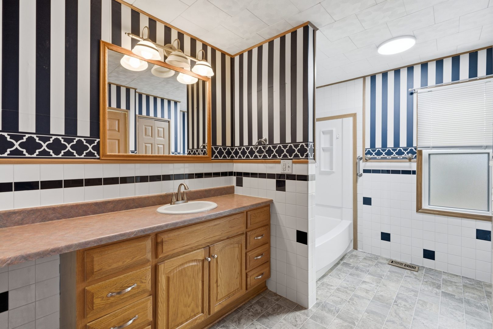 2011 15th Street Moline, IL 61265 - Photo 15 of 36