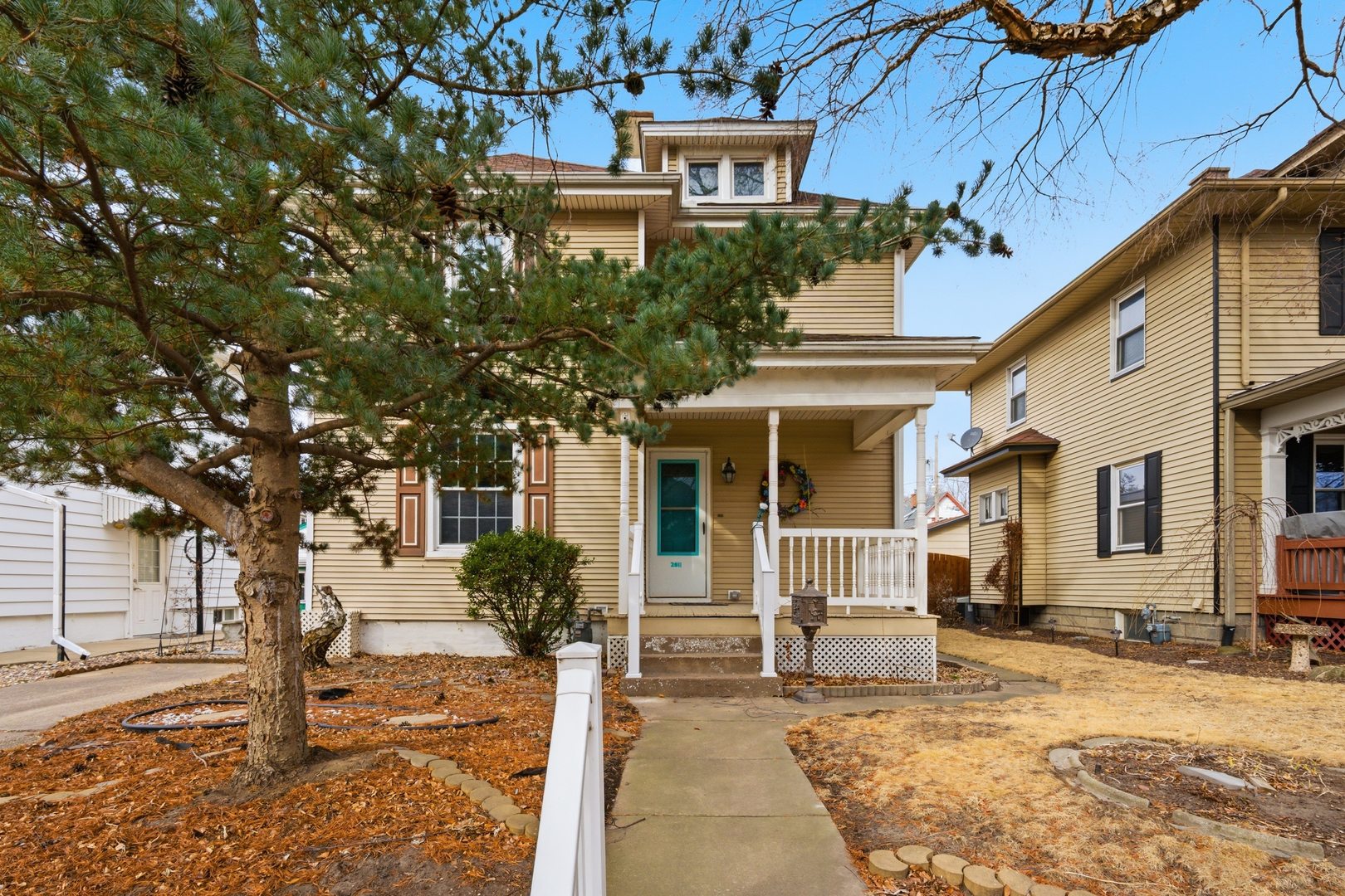 2011 15th Street Moline, IL 61265 - Photo 2 of 36