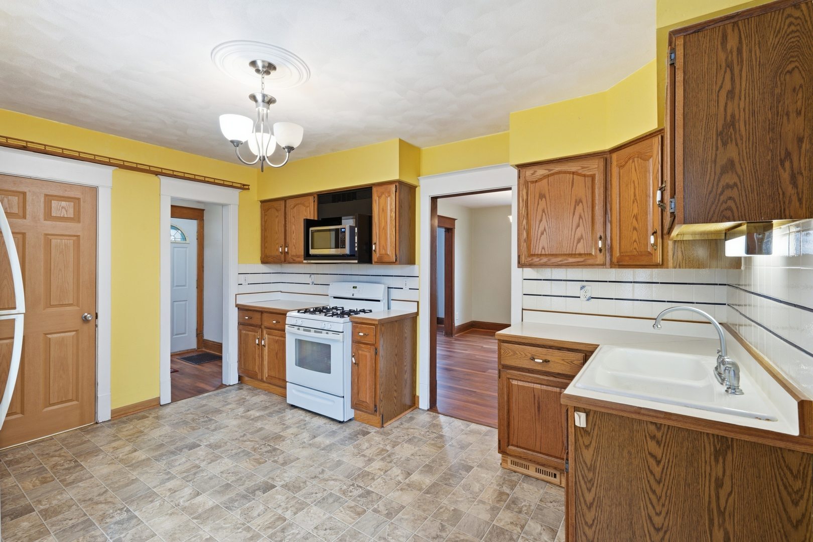 2011 15th Street Moline, IL 61265 - Photo 7 of 36