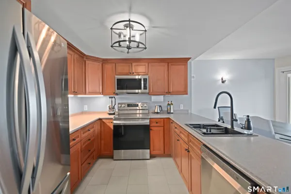 $2,600 | 3250 Fairfield Avenue, Unit 211, Bridgeport, CT 06605