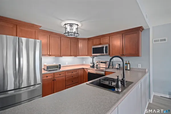 $2,800 | 3250 Fairfield Avenue, Unit 211, Bridgeport, CT 06605