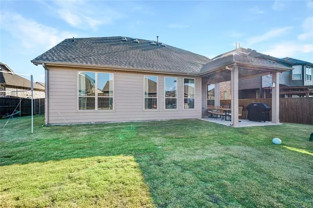 a view of a house with backyard