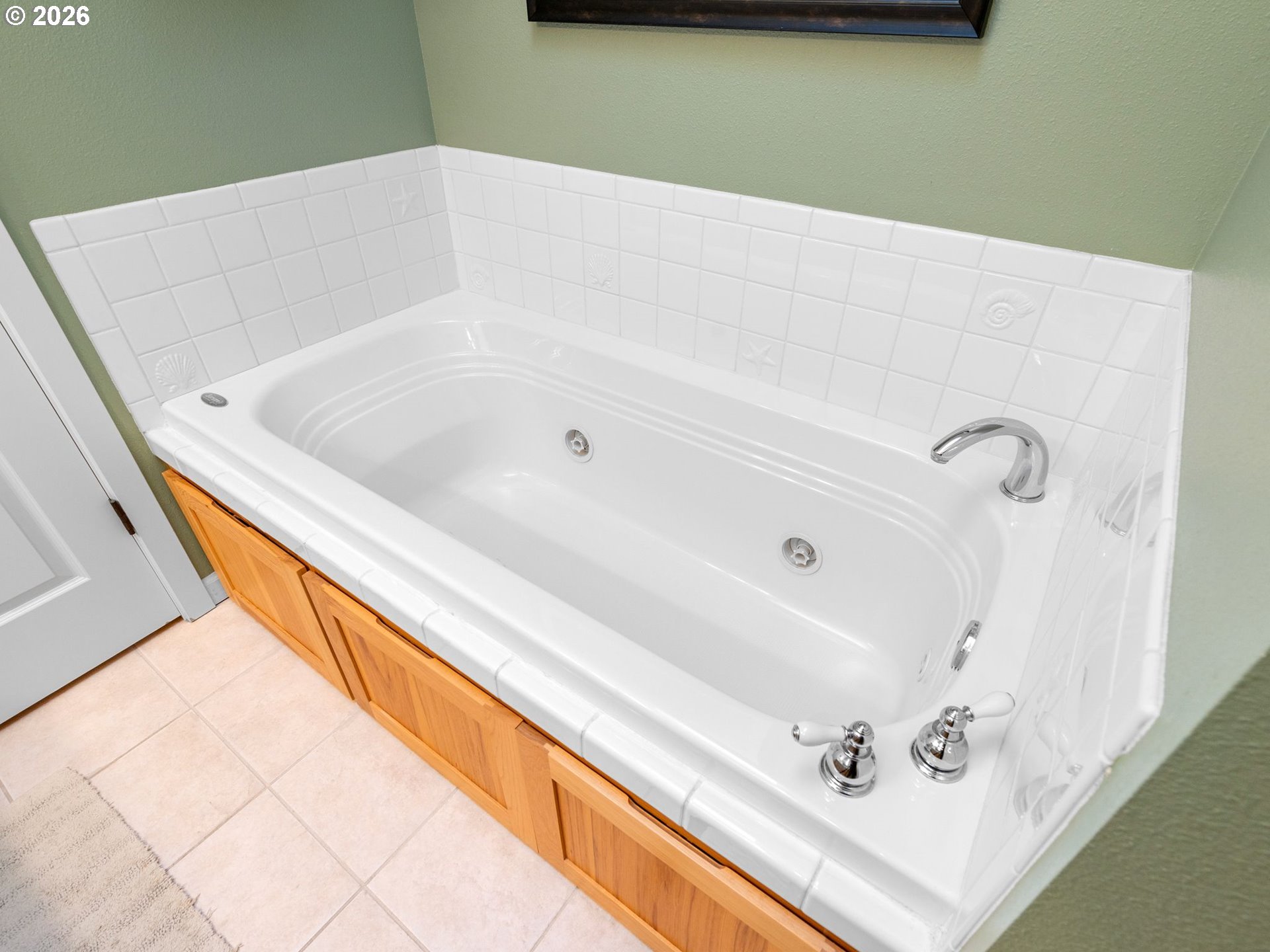 10 Big Tree Road Gleneden Beach, OR 97388 - Photo 24 of 48 a bathroom with a bathtub