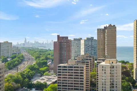 $674,500 | 5201 South Cornell Avenue, Unit 22AB, Chicago, IL 60615