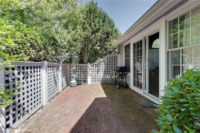 $2,600 | 521 Corey Lane, Middletown, RI 02842