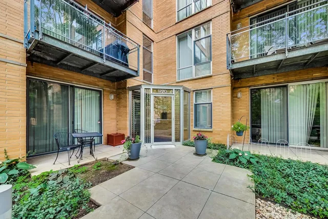 $370,000 | 1720 Oak Avenue, Unit 501, Evanston, IL 60201