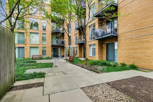 $370,000 | 1720 Oak Avenue, Unit 501, Evanston, IL 60201