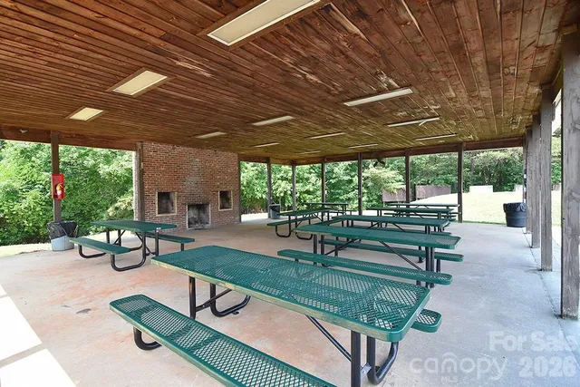 a view of a backyard