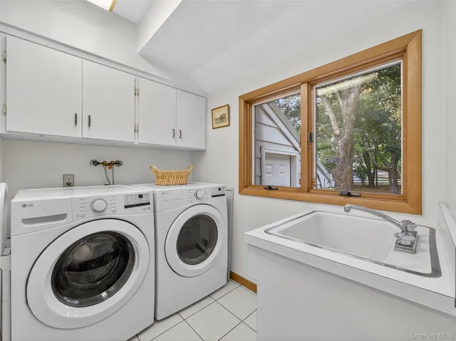 a view of bathroom with bathtub and washer