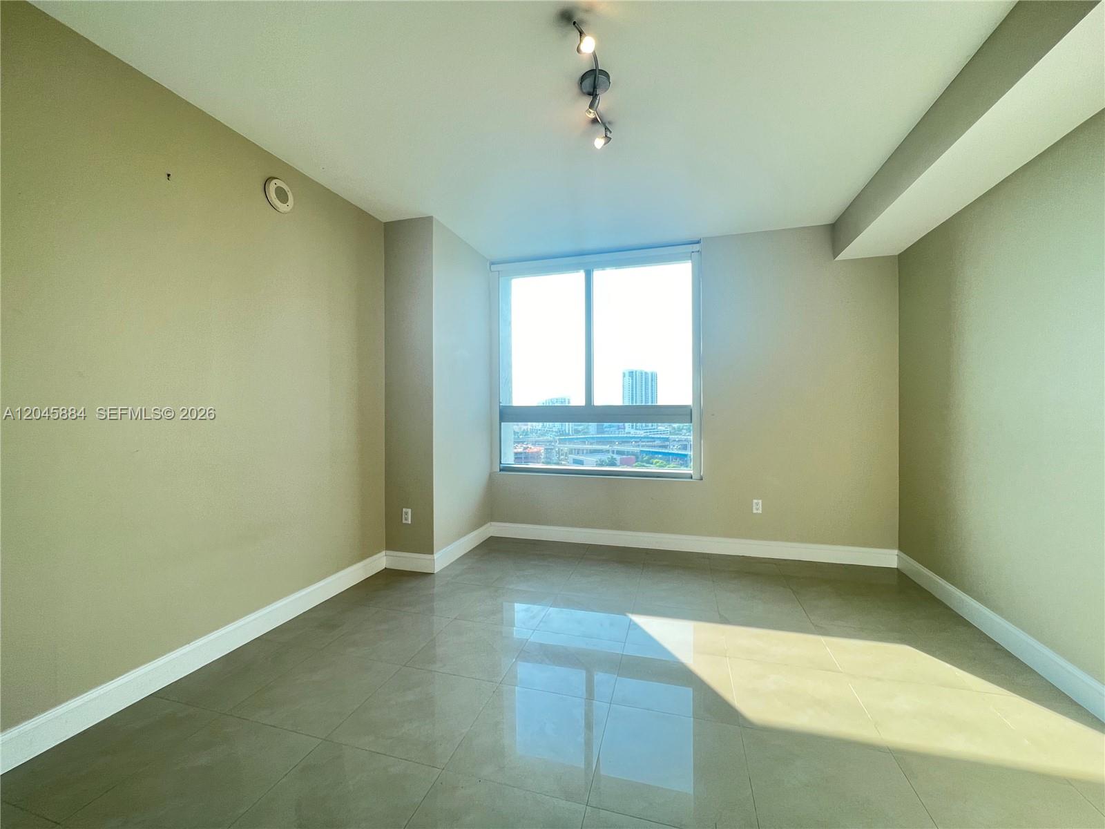 90 Southwest 3rd Street, Unit 1710 Miami, FL 33130 - Photo 6 of 9
