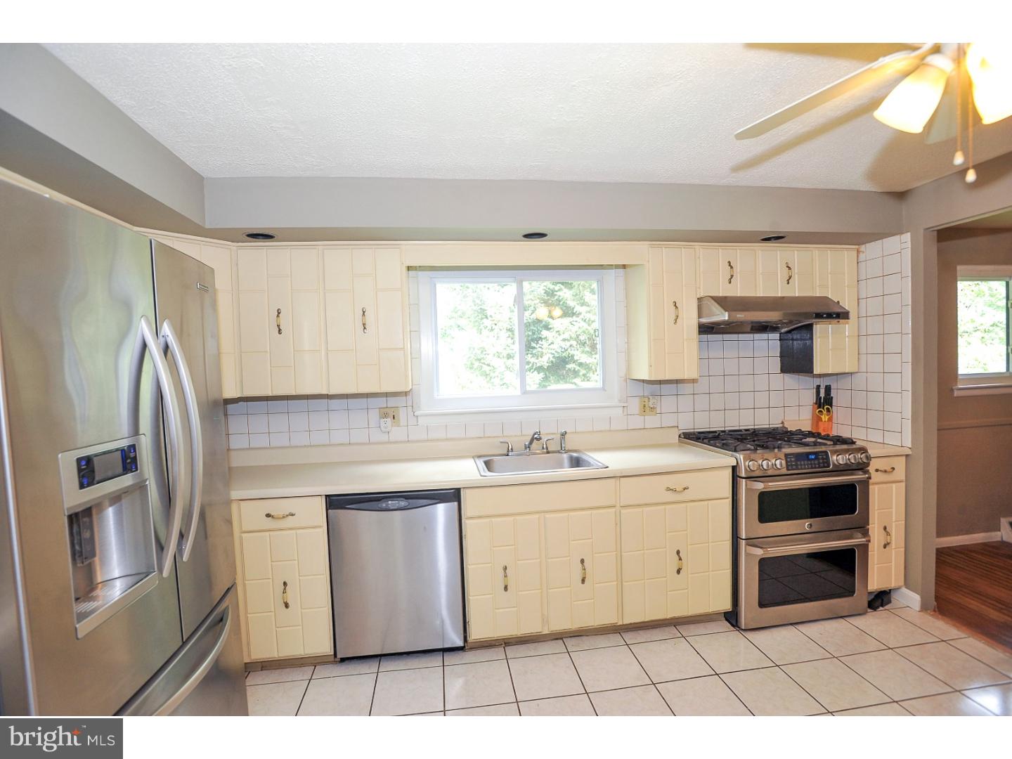 1435 Devon Road Warminster, PA 18974 - Photo 11 of 25 Kitchen