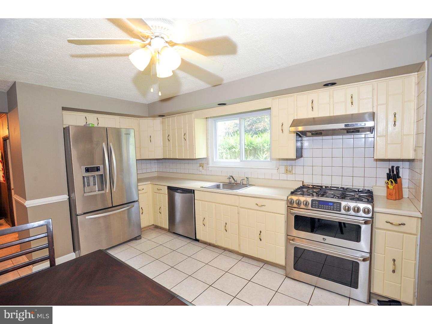 1435 Devon Road Warminster, PA 18974 - Photo 9 of 25 Kitchen