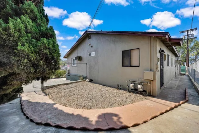 a view of a house with a backyard
