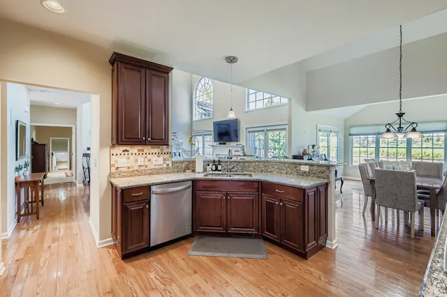 $1,130,000 | 2 Wood Oaks Drive, South Barrington, IL 60010