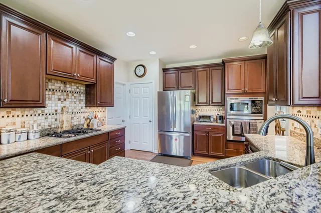 $1,130,000 | 2 Wood Oaks Drive, South Barrington, IL 60010