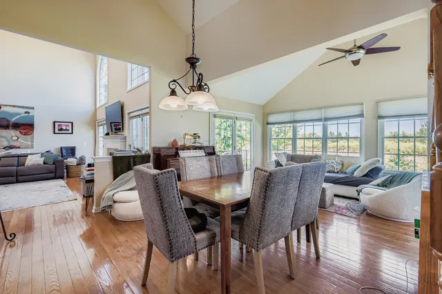 $1,130,000 | 2 Wood Oaks Drive, South Barrington, IL 60010