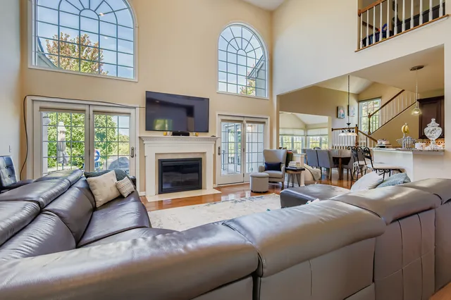 $1,130,000 | 2 Wood Oaks Drive, South Barrington, IL 60010