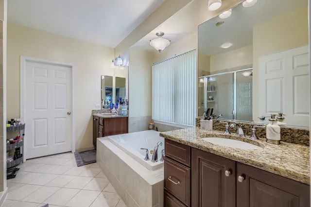 $1,130,000 | 2 Wood Oaks Drive, South Barrington, IL 60010