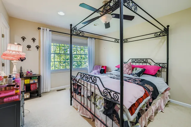 $1,130,000 | 2 Wood Oaks Drive, South Barrington, IL 60010