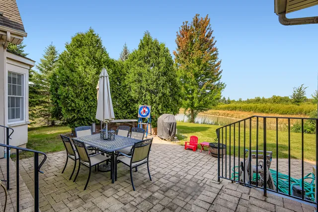 $1,130,000 | 2 Wood Oaks Drive, South Barrington, IL 60010