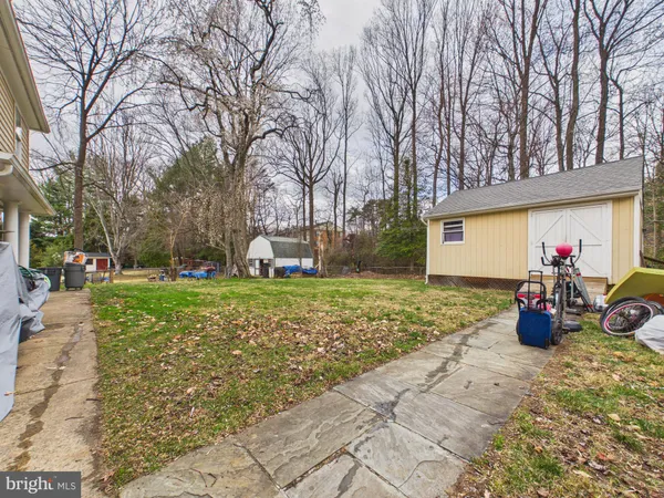 a view of a house with backyard and garden