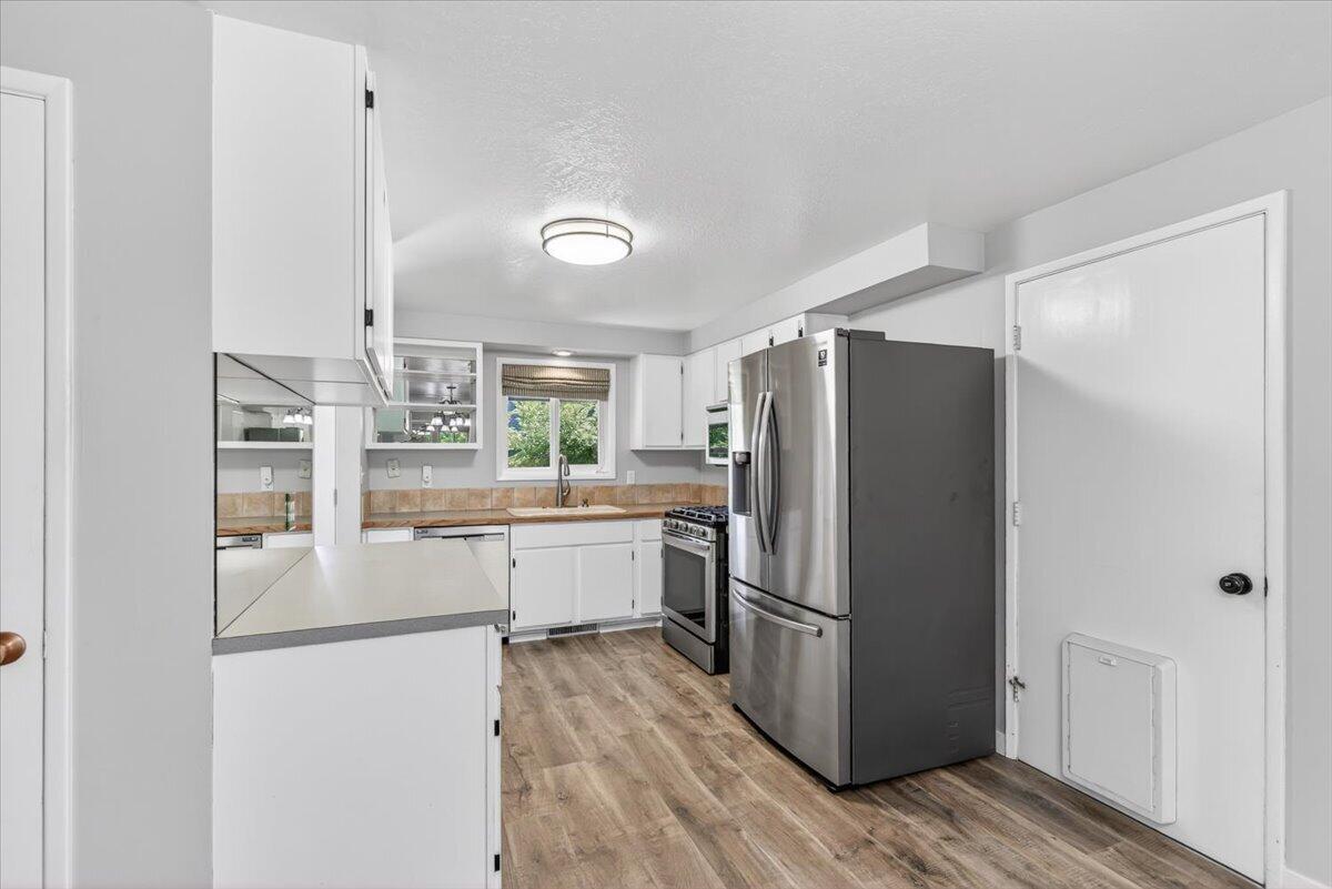 309 North Berkeley Way Medford, OR 97504 - Photo 12 of 32 Refrigerator stays