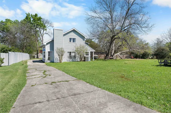 $2,100 | 10496 Summit Drive, Willis, TX 77318