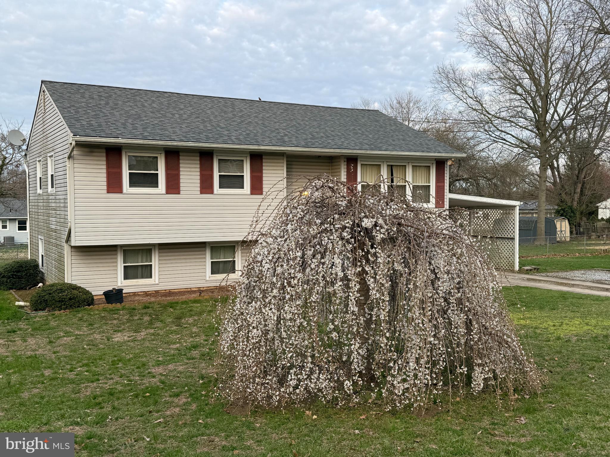 127 Stave Mill Road Bridgeton, NJ 08302 - Photo 2 of 5 a front view of a house with a garden