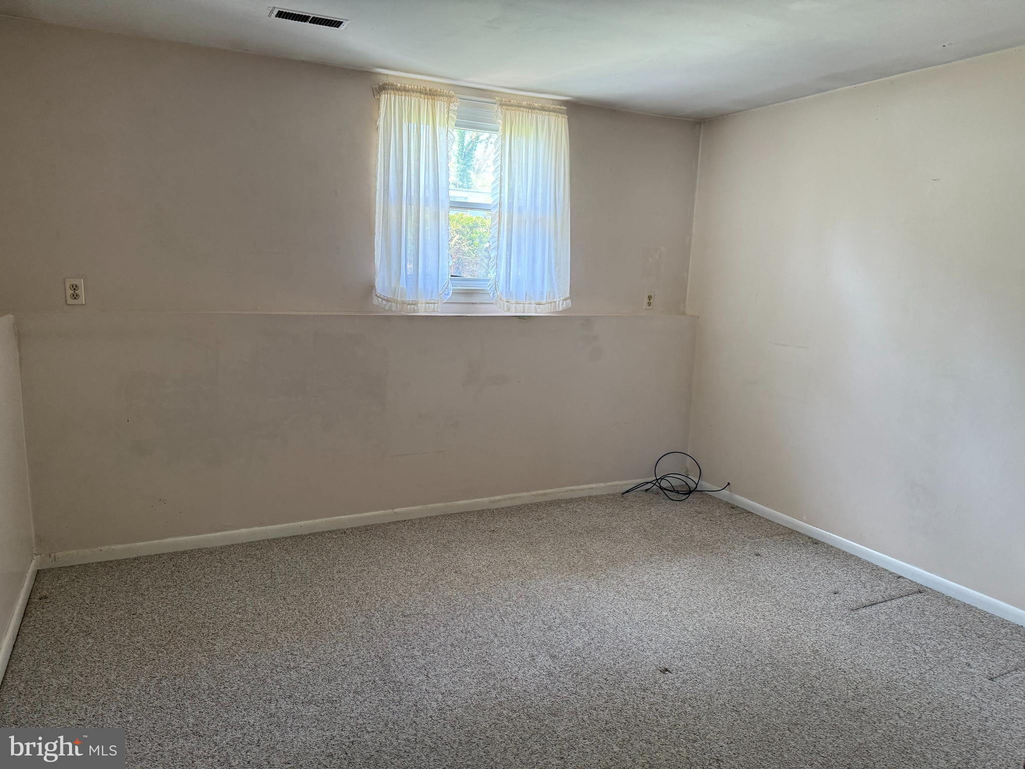 127 Stave Mill Road Bridgeton, NJ 08302 - Photo 27 of 28 an empty room with a window