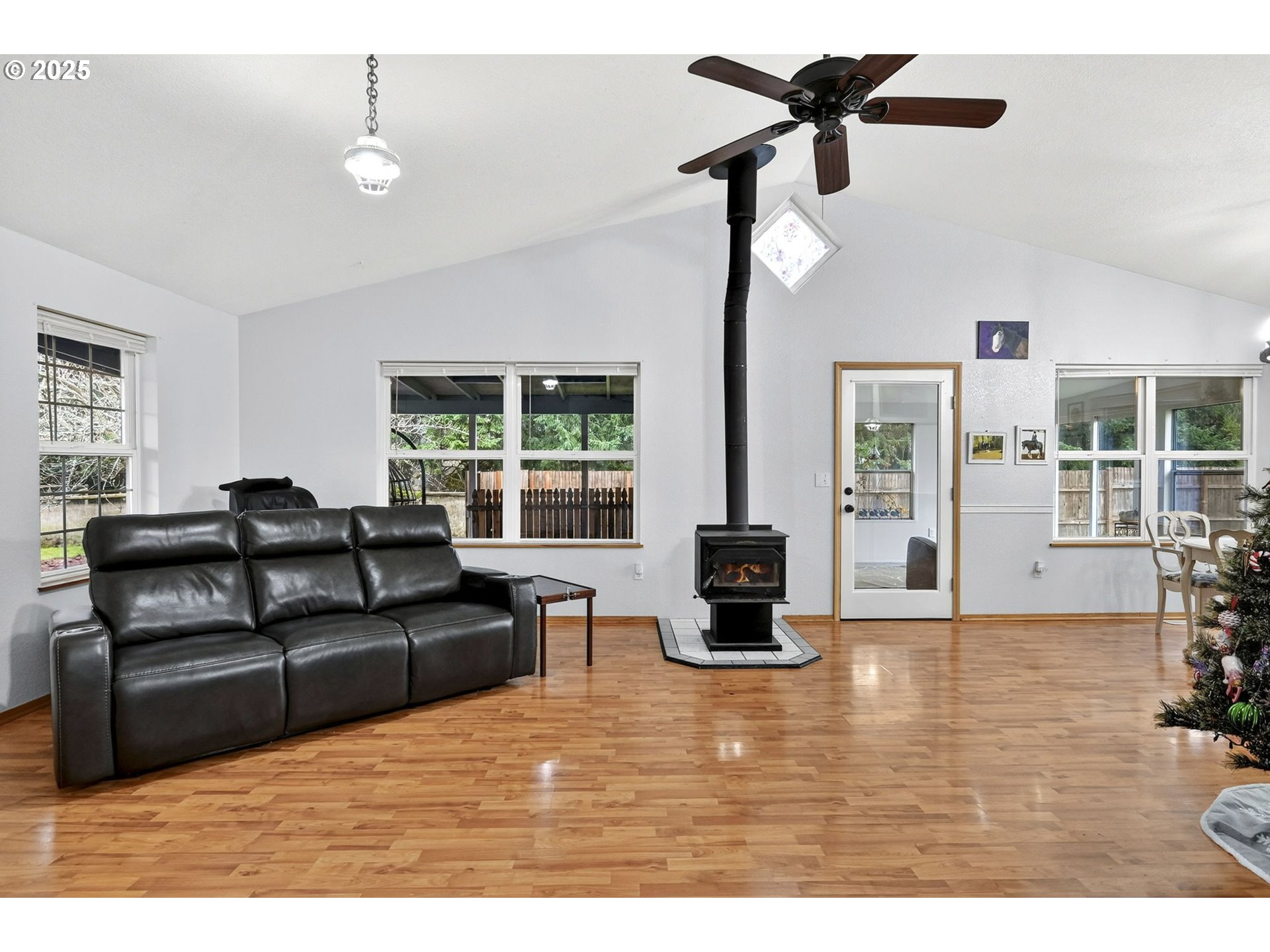 416 Coulson Road Chehalis, WA 98532 - Photo 21 of 46 a living room with furniture