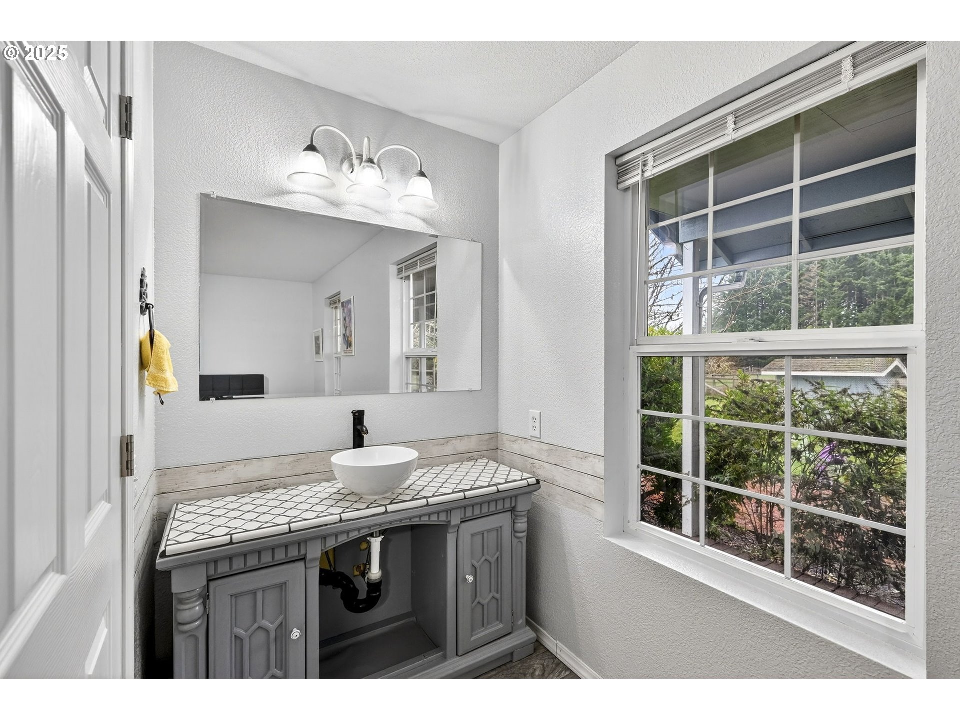 416 Coulson Road Chehalis, WA 98532 - Photo 32 of 46 a bathroom with a granite countertop sink and a mirror