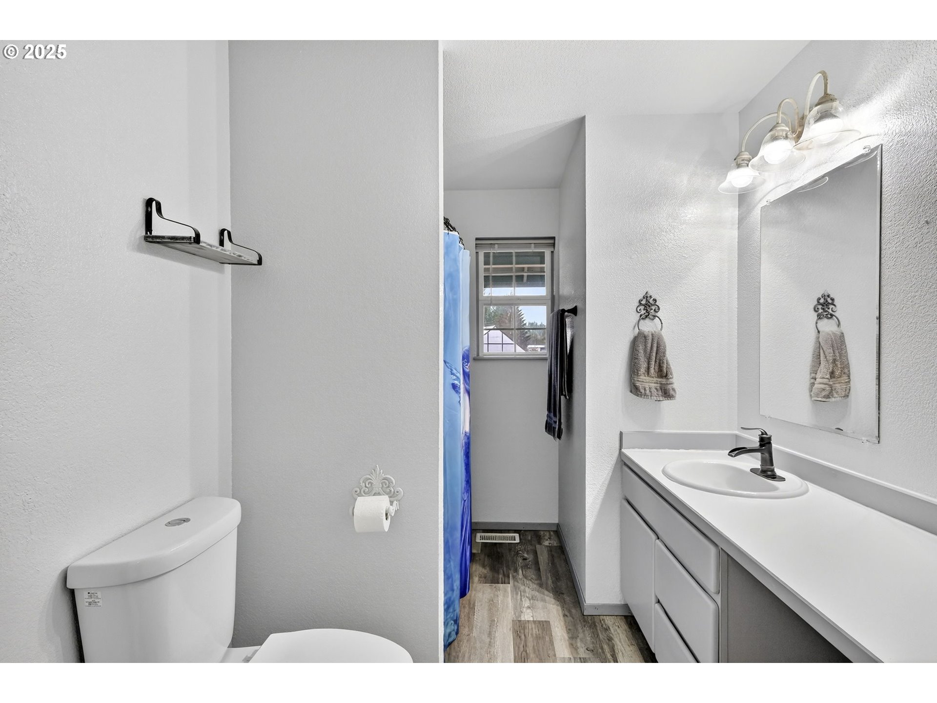 416 Coulson Road Chehalis, WA 98532 - Photo 35 of 46 a bathroom with a sink a toilet and shower