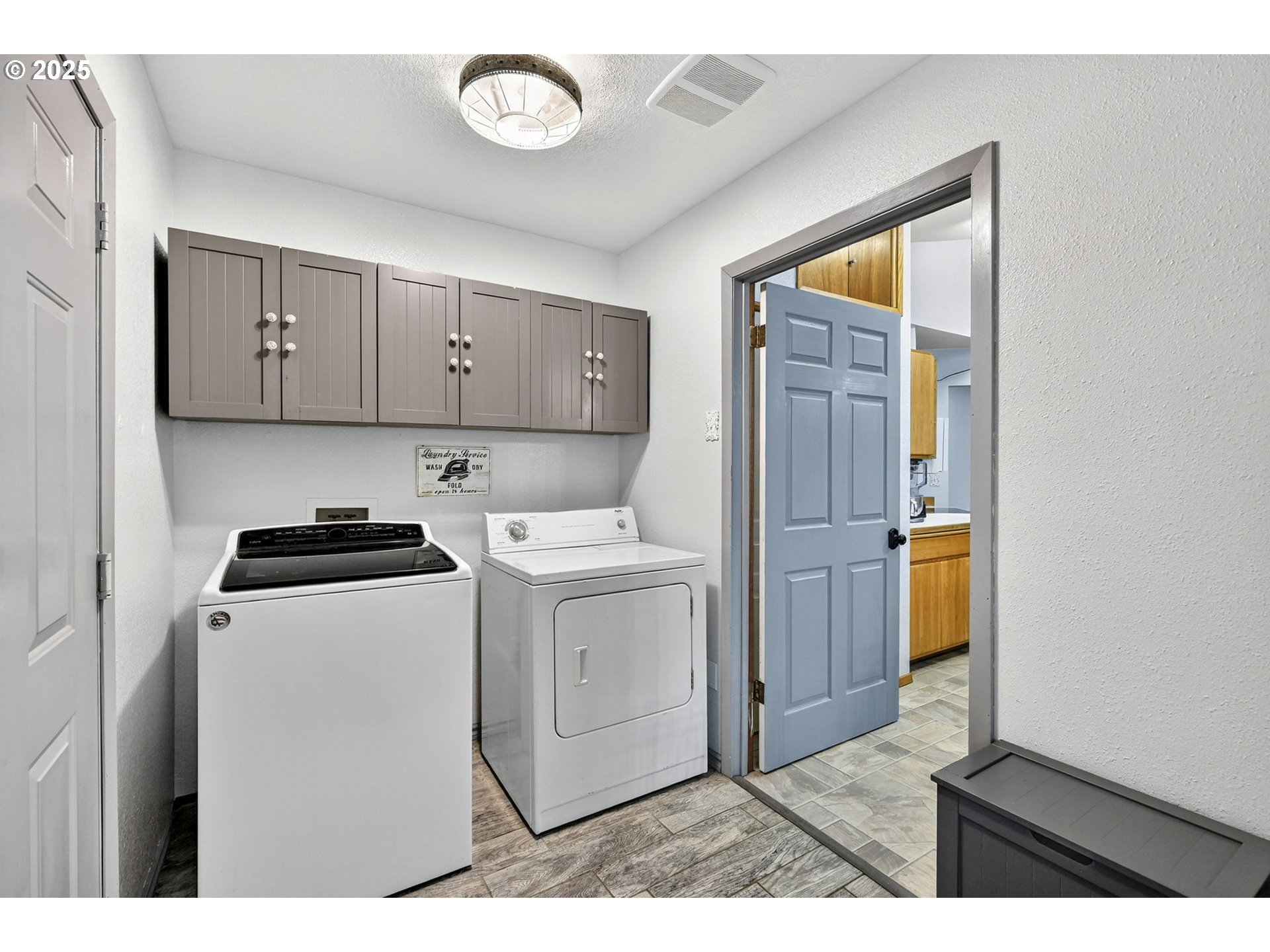 416 Coulson Road Chehalis, WA 98532 - Photo 36 of 46 a utility room with dryer and washer