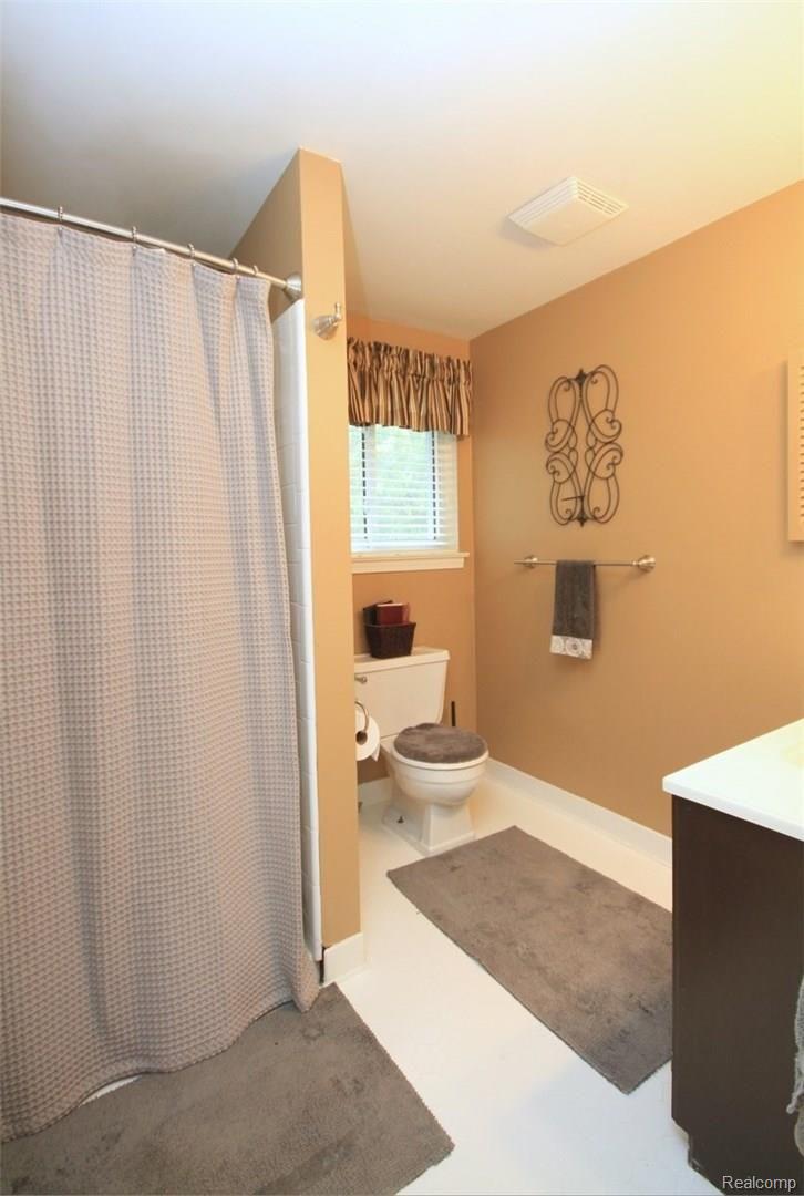 896 Hemlock Court Rochester, MI 48307 - Photo 22 of 36 044.JPG