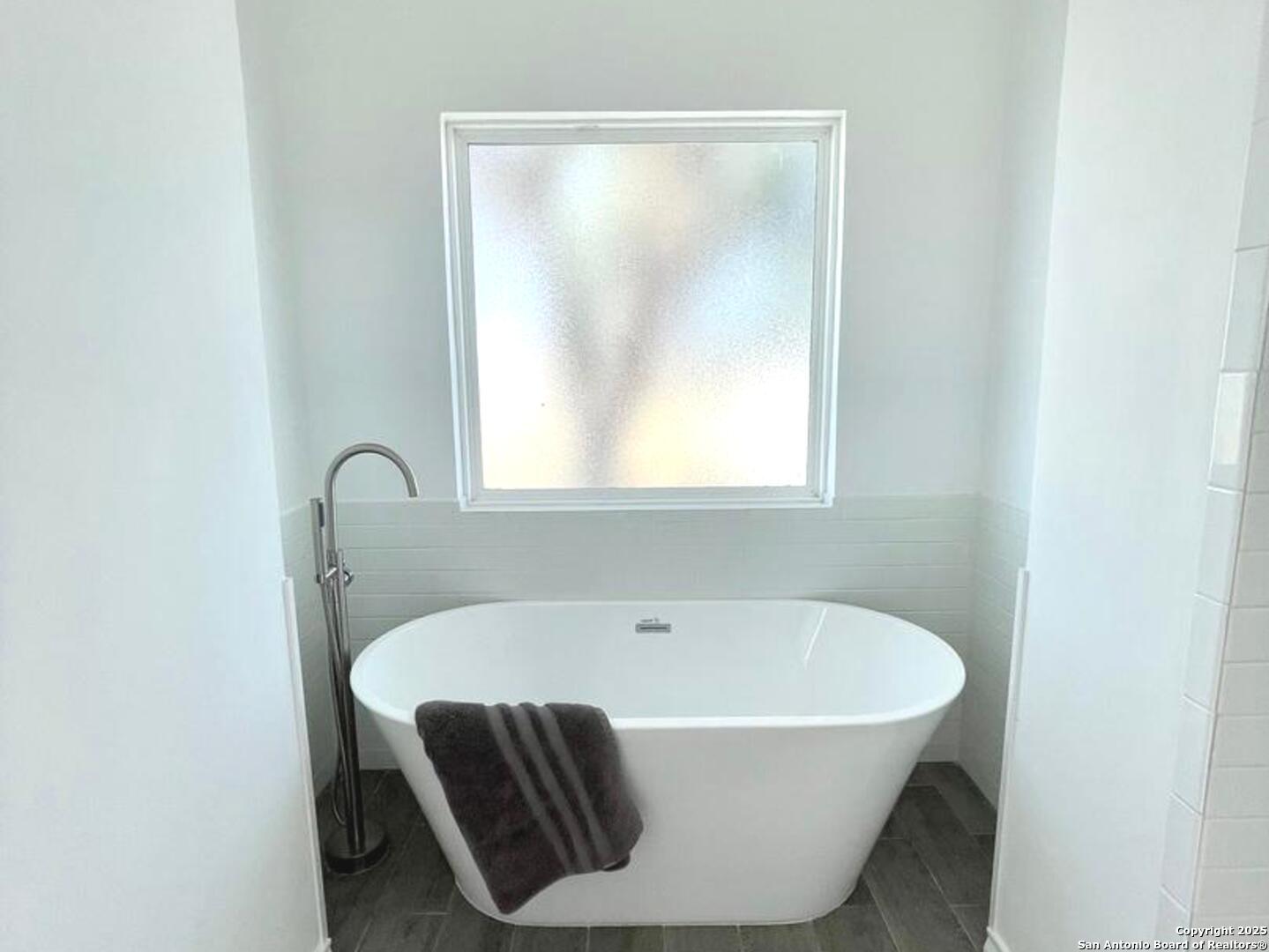 97 Berwick Road Victoria, TX 77904 - Photo 27 of 35 a white bath tub sitting in a bathroom