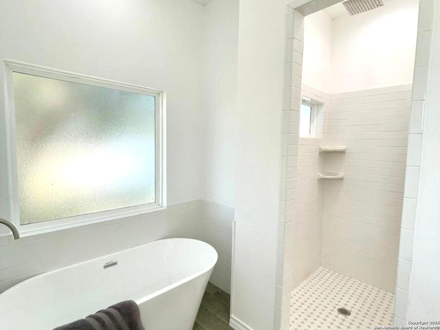 97 Berwick Road Victoria, TX 77904 - Photo 28 of 35 a bathroom with a bathtub and a shower