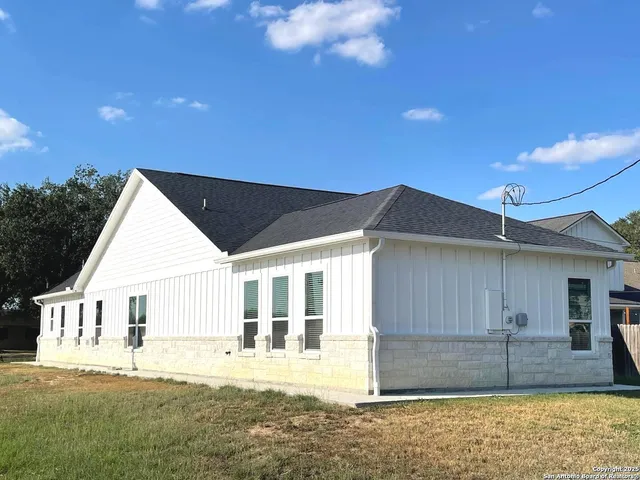 $449,900 | 97 Berwick Road, Victoria, TX 77904