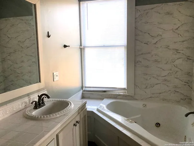 $2,200 | 119 Idlewilde Boulevard, Comfort, TX 78013