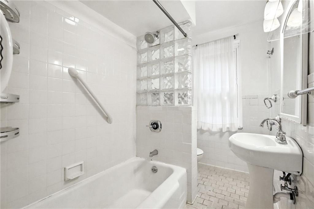 5248 Beelermont Place Pittsburgh, PA 15217 - Photo 24 of 36 a bathroom with a tub a sink and mirror