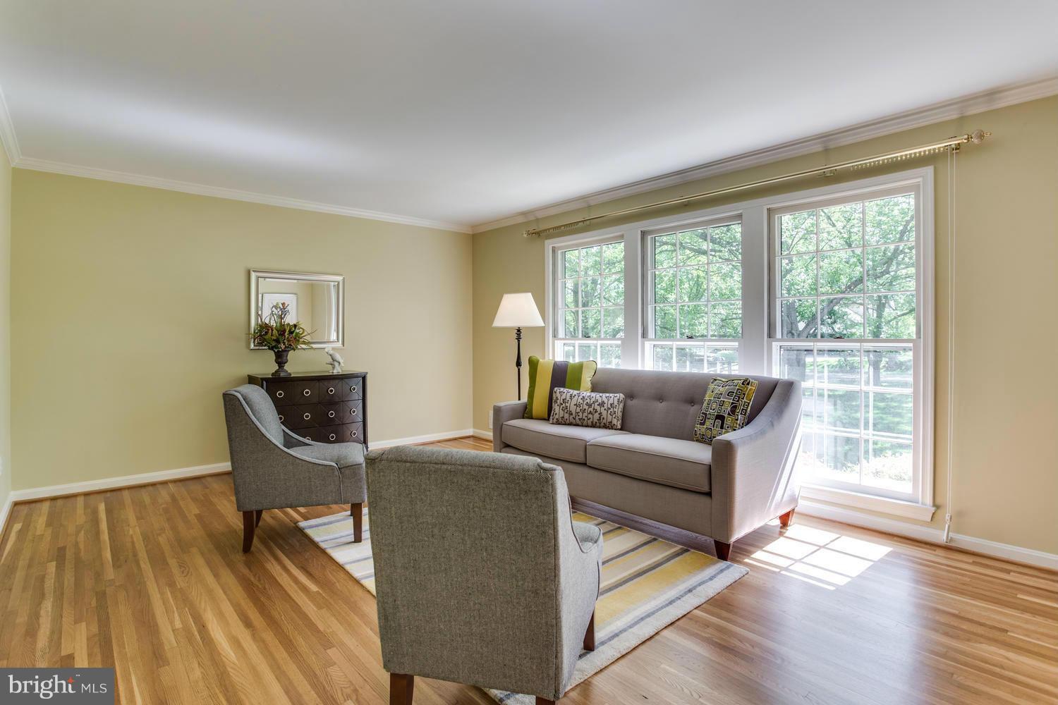 15900 White Rock Road Gaithersburg, MD 20878 - Photo 5 of 30 Living Room