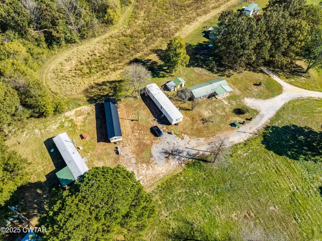 a picture of table and chairs