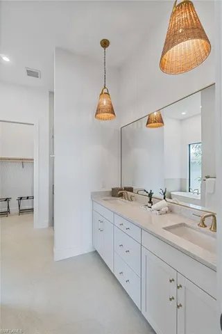 a en suite bathroom with double sink and a mirror