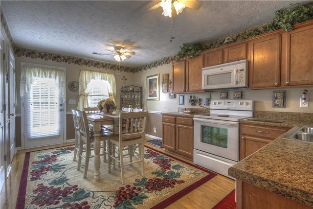 909 Woodall Road Lebanon, TN 37090 - Photo 5 of 17 Eat-in kitchen is convenient for those on-the-go meals!