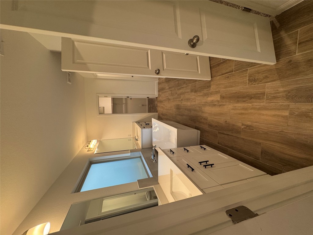 113 Caterpillar Lane Georgetown, TX 78628 - Photo 36 of 37 Primary bathroom