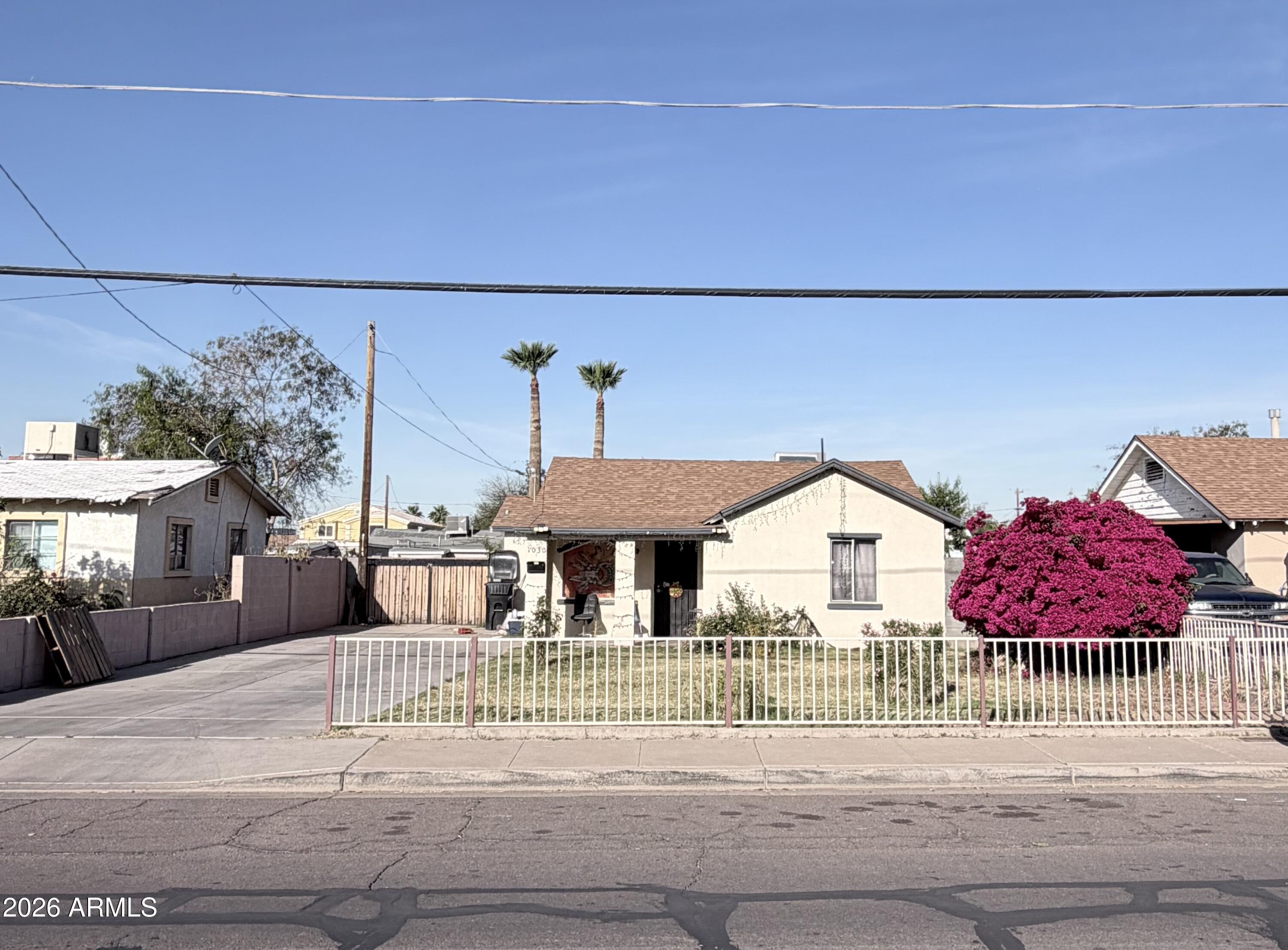 1030 North 28th Street Phoenix, AZ 85008 - Photo 22 of 24 a view of a house with a balcony