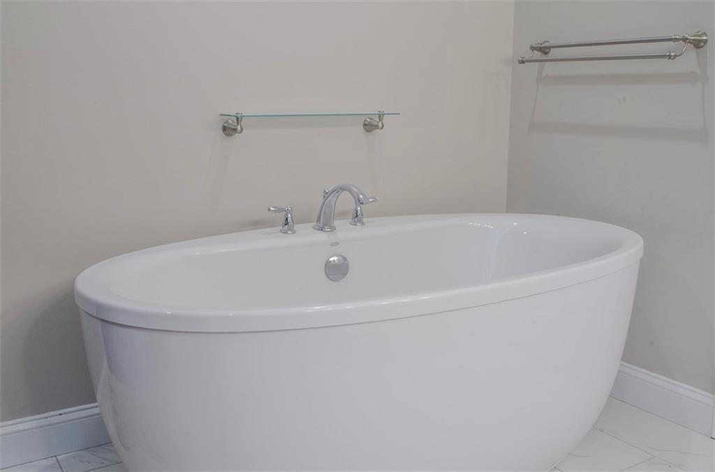 6 Burgess Farm Road Freeport, ME 04032 - Photo 19 of 35 Large soaking tub in en suite master...